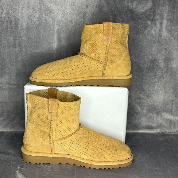 🔥🔥🔥 UGG Women's Classic Unlined Mini Perf Boot Size: 6🔥🔥🔥 - Picture 2 of 11